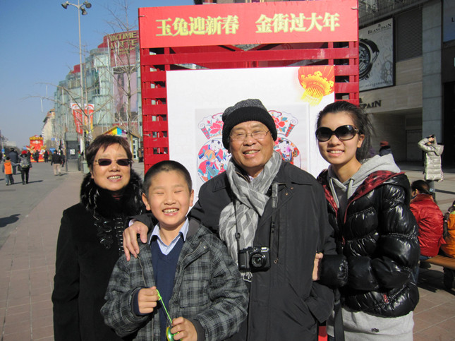 1-25 2011年2月 和夫人、孙子、孙女逛春节庙会(1).jpg