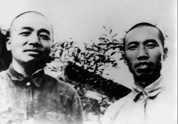 彭德怀(左)与左权在太行山八路军总部合影.jpg