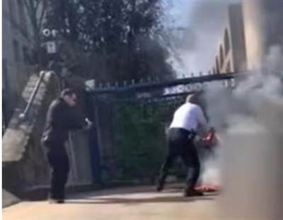 自焚赴死的布什内尔，烧掉了美国的未来