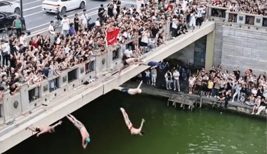“天津大爷跳水”火了，火了什么？