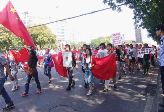 滚滚洪流，势不可挡——日本驻华使馆前爆发声势浩大的反日游行