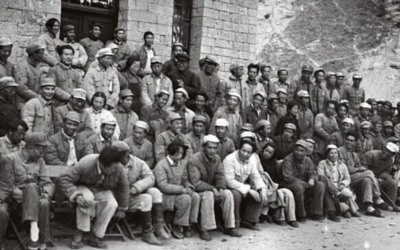 80多年前，4万年轻人宁可“割肉断骨”，爬也要爬到这个地方……