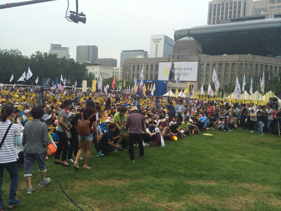 南朝鲜5万人集会游行要朴槿惠下台 爆冲突