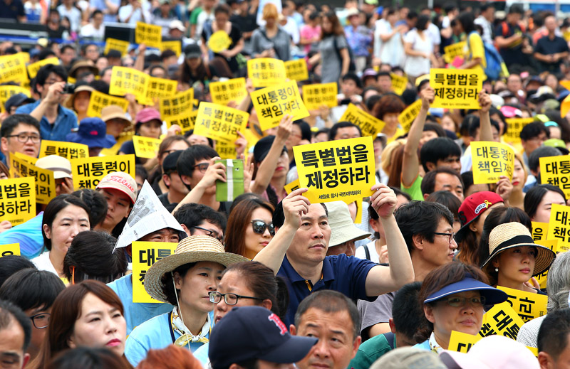 南朝鲜5万人集会游行要朴槿惠下台 爆冲突