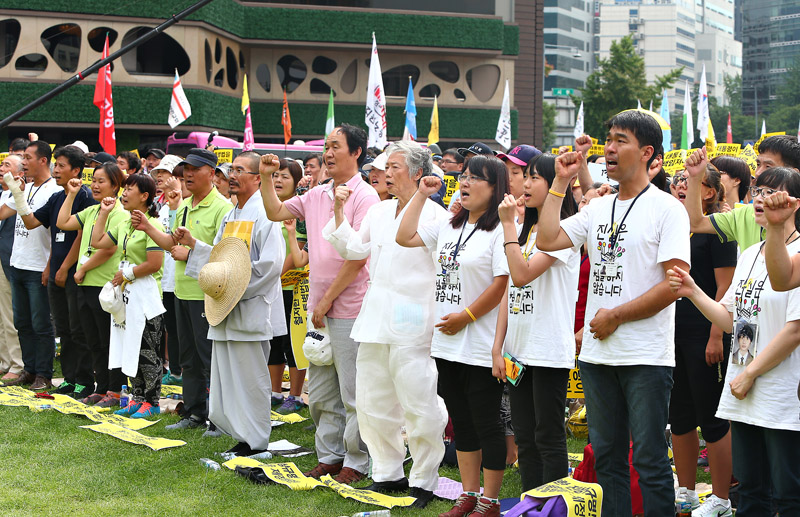 南朝鲜5万人集会游行要朴槿惠下台 爆冲突