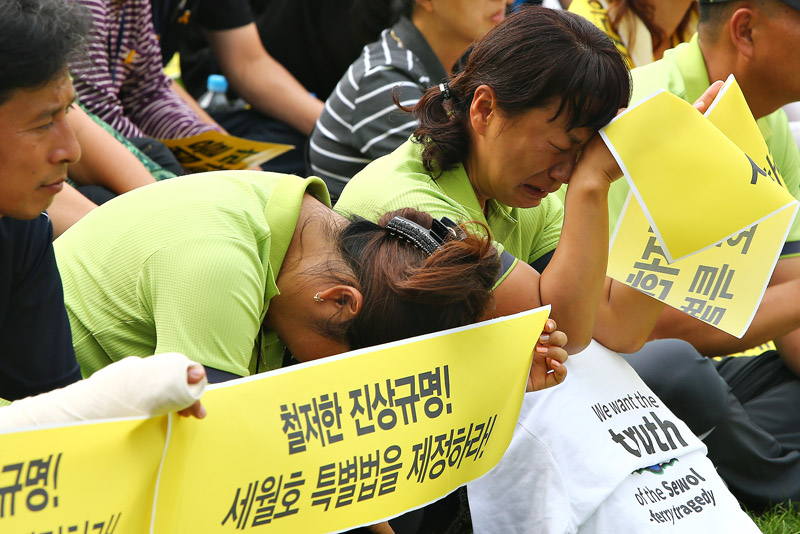 南朝鲜5万人集会游行要朴槿惠下台 爆冲突