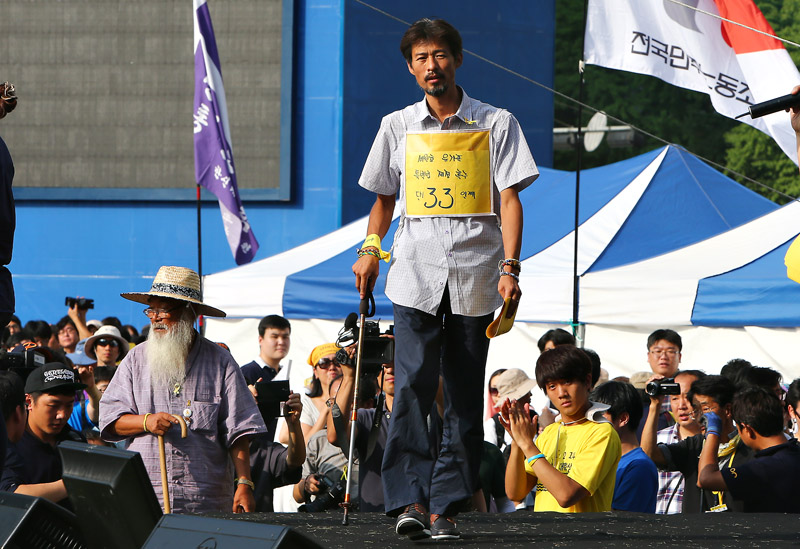 南朝鲜5万人集会游行要朴槿惠下台 爆冲突