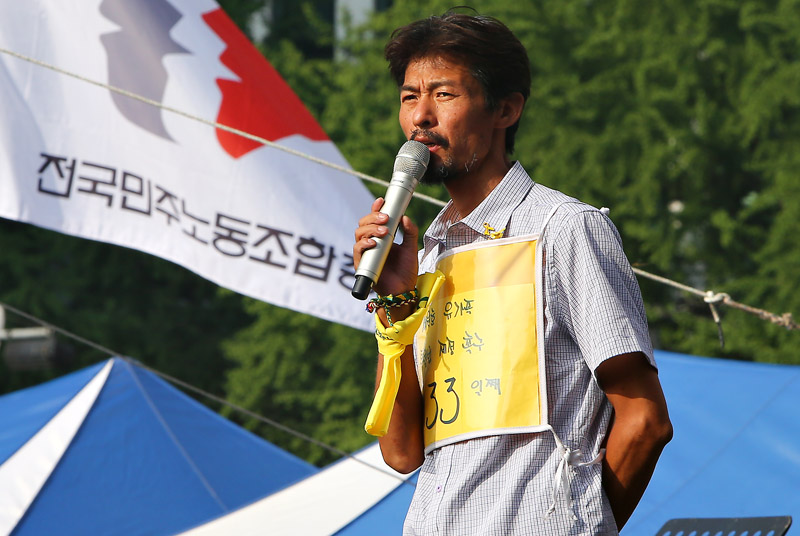 南朝鲜5万人集会游行要朴槿惠下台 爆冲突