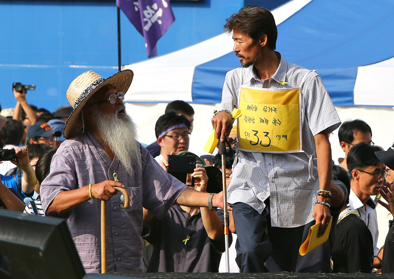 南朝鲜5万人集会游行要朴槿惠下台 爆冲突