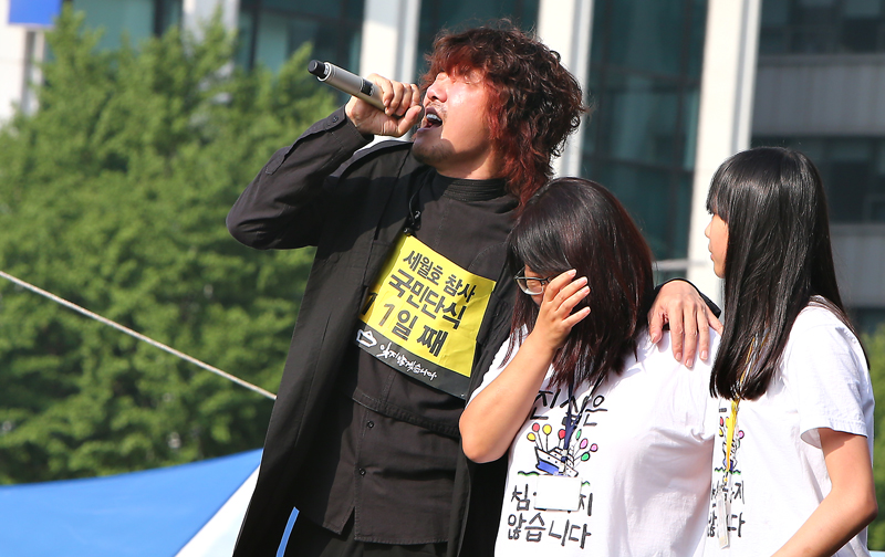 南朝鲜5万人集会游行要朴槿惠下台 爆冲突