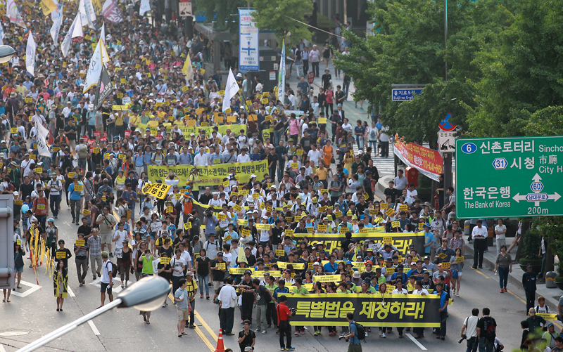 南朝鲜5万人集会游行要朴槿惠下台 爆冲突