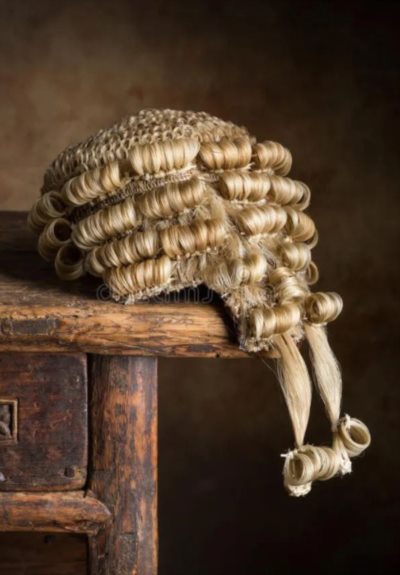 香港法官脑袋上的猪尾巴辫子，什么时候剪？