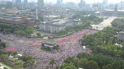 台“军公教”大游行 蔡英文迎抗议潮比所有前任都快