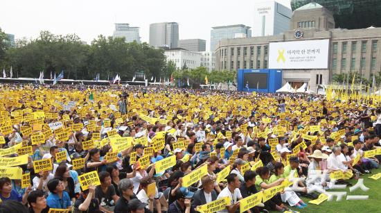 南朝鲜5万人集会游行要朴槿惠下台 爆冲突