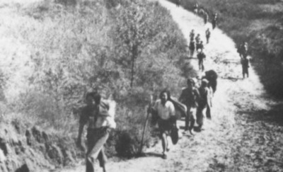 80多年前，4万年轻人宁可“割肉断骨”，爬也要爬到这个地方……