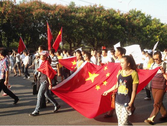 滚滚洪流，势不可挡——日本驻华使馆前爆发声势浩大的反日游行