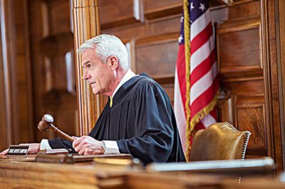 香港法官脑袋上的猪尾巴辫子，什么时候剪？