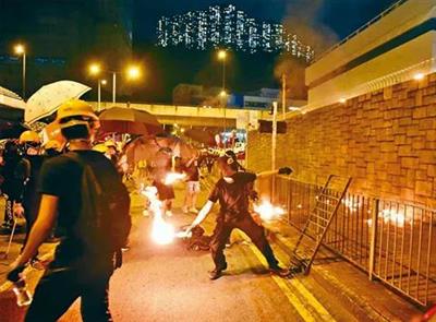 骚乱中的法国人，反倒被美国人整破防了？