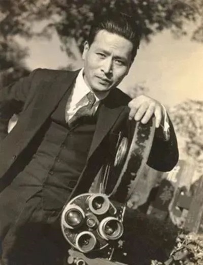 80多年前，4万年轻人宁可“割肉断骨”，爬也要爬到这个地方……