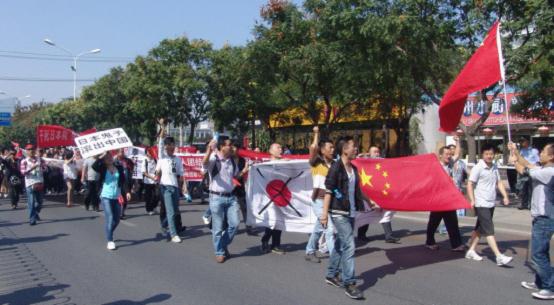 滚滚洪流，势不可挡——日本驻华使馆前爆发声势浩大的反日游行