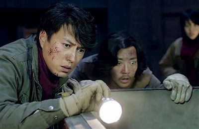 史诗级烂片《749局》，守着金山要外国的剩饭