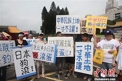 日本公然宣称钓鱼岛属于日本，他异常愤怒，准备登岛拔除日本国旗，却遭日舰拦截，不幸牺牲