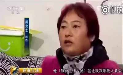 【一周怪事】女服务员被逼下跪，举刀怒砍