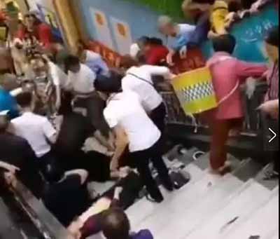 【一周怪事】女服务员被逼下跪，举刀怒砍