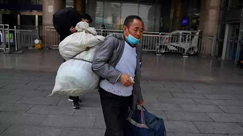 城市底层劳动者的悲鸣：收入暴跌、随时失业，留不下的城市、回不去的故乡