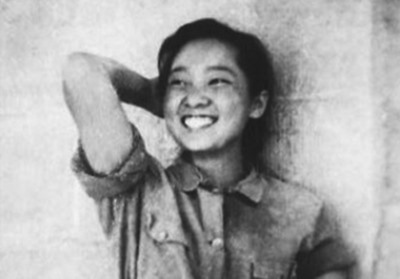 80多年前，4万年轻人宁可“割肉断骨”，爬也要爬到这个地方……