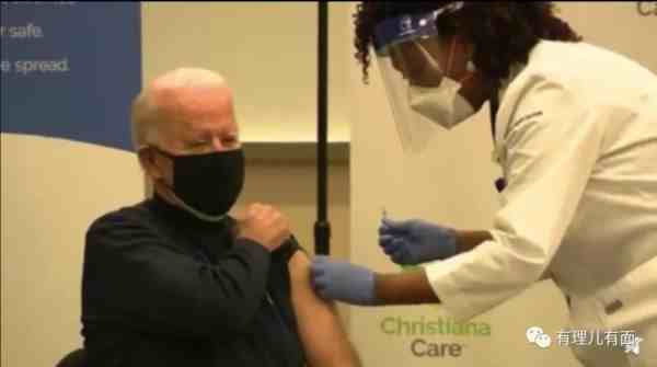 疫情“终结”后，拜登接种第五针新冠疫苗！