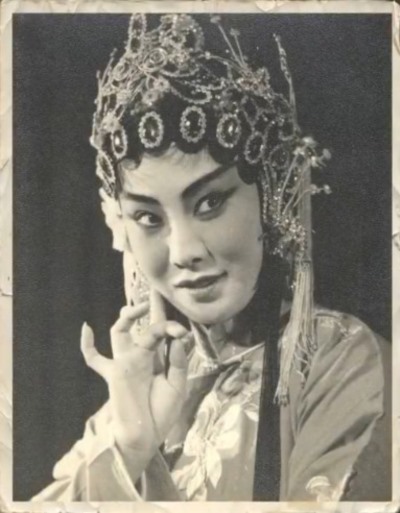 80多年前，4万年轻人宁可“割肉断骨”，爬也要爬到这个地方……