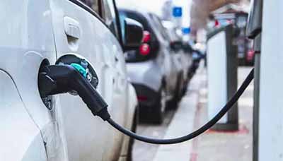 【一周怪事】女服务员被逼下跪，举刀怒砍