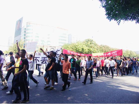 滚滚洪流，势不可挡——日本驻华使馆前爆发声势浩大的反日游行