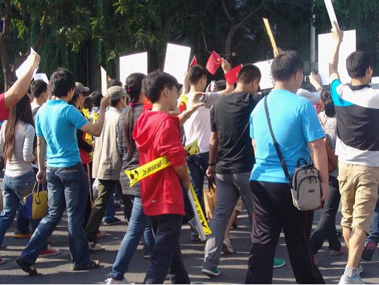 滚滚洪流，势不可挡——日本驻华使馆前爆发声势浩大的反日游行