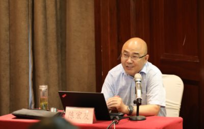 鼓励学生跟外国人“杂交”,讲台上站的都是什么人?