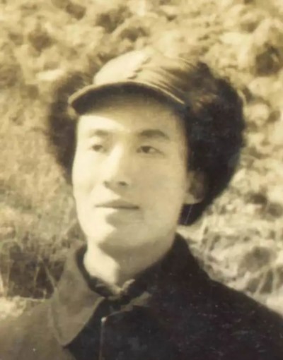 80多年前，4万年轻人宁可“割肉断骨”，爬也要爬到这个地方……