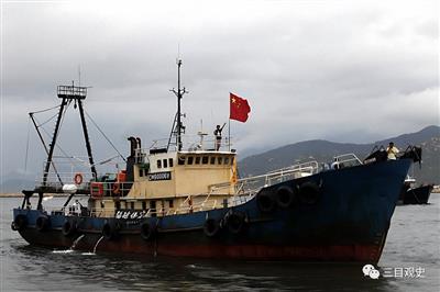 日本公然宣称钓鱼岛属于日本，他异常愤怒，准备登岛拔除日本国旗，却遭日舰拦截，不幸牺牲