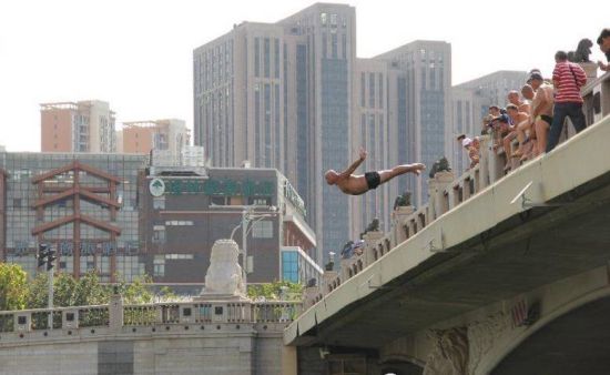 “天津大爷跳水”火了，火了什么？