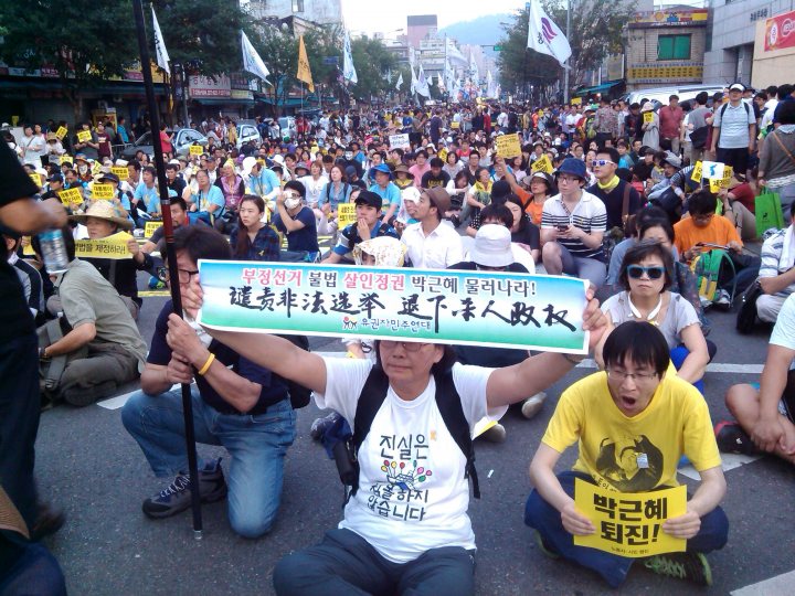 南朝鲜5万人集会游行要朴槿惠下台 爆冲突