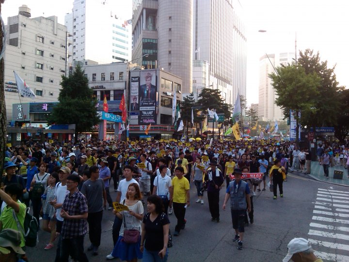 南朝鲜5万人集会游行要朴槿惠下台 爆冲突