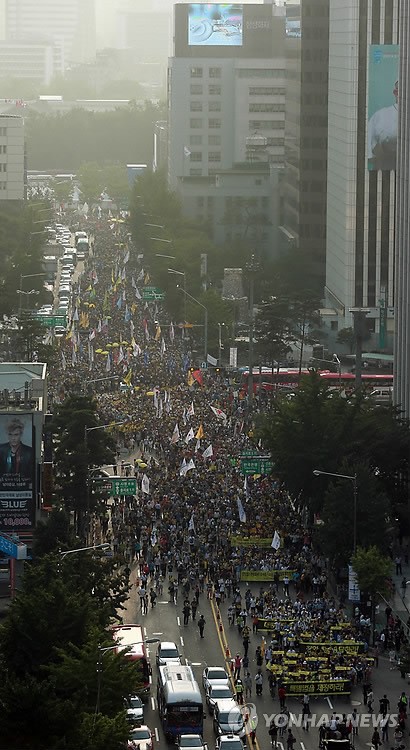 南朝鲜5万人集会游行要朴槿惠下台 爆冲突