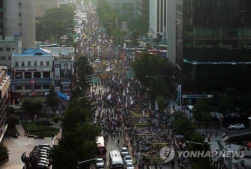 南朝鲜5万人集会游行要朴槿惠下台 爆冲突