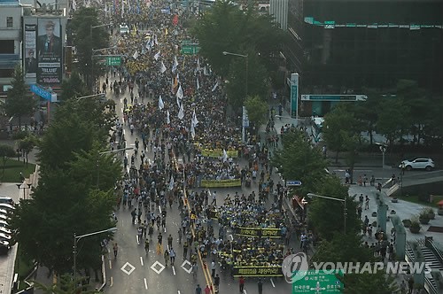 南朝鲜5万人集会游行要朴槿惠下台 爆冲突