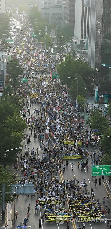 南朝鲜5万人集会游行要朴槿惠下台 爆冲突