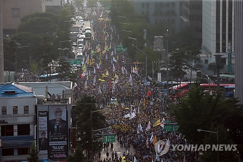 南朝鲜5万人集会游行要朴槿惠下台 爆冲突