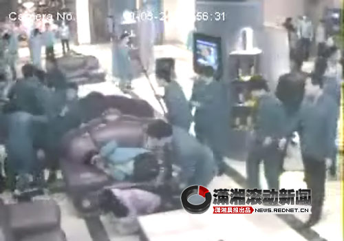 网帖称顾客被歌厅10余保安围殴手筋遭打断(图)