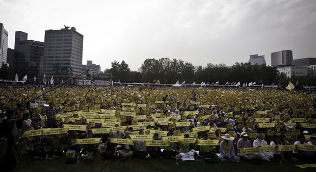 南朝鲜5万人集会游行要朴槿惠下台 爆冲突