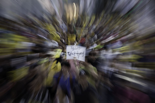 南朝鲜5万人集会游行要朴槿惠下台 爆冲突