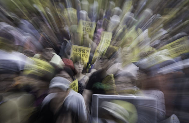 南朝鲜5万人集会游行要朴槿惠下台 爆冲突